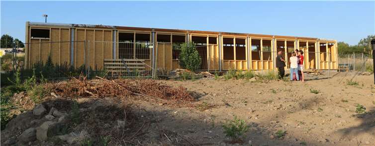 So sah die Baustelle noch vor wenigen Wochen aus. Das Schulgebäude wird mit jeder Klasse erweitert.