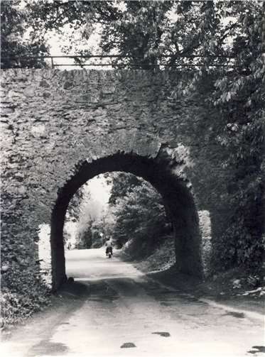 So sah die Kreuzung oben am Fürstenweg vor rund 70 Jahren aus: Auf der so genannten „Neuen Brücke“ verliefen Albertstraße und Fürstenweg, darunter die Elgendorfer Straße. Das Bild entstand um 1955. Foto: Stadtarchiv Montabaur