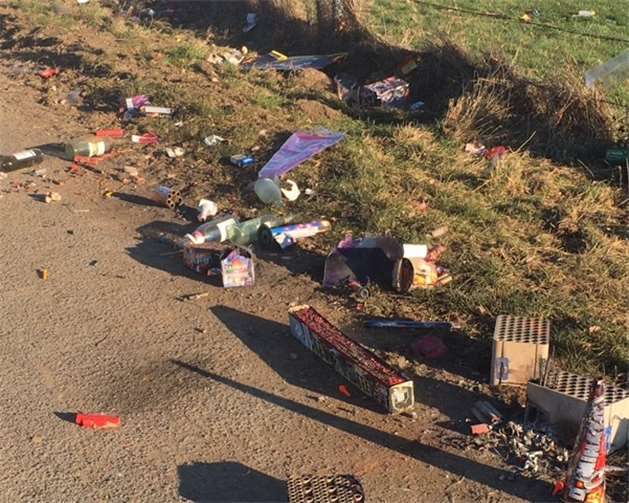 So sah es aus, als Kalle Kerstholt mit seinen freiwilligen Helfern vor Ort ankam: Die Wege und Felder rund um das Transformatorenhäuschen in Merzbach glichen einem silvesterlichen Schlachtfeld.privat