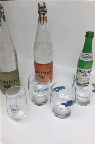 So sahen Limonadenflaschen früher aus...Fotos: KMI