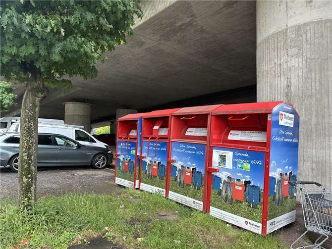 So sauber wie hier auf dem Bild beim Altkleidercontainer unter der Rheinbrücke sieht es leider nicht immer aus. Die Stadt bringt jetzt ein neues Konzept auf den Weg, das die Aufsteller mehr in die Pflicht nimmt bei der regelmäßigen Pflege der Sammelstellen.Foto: Stadt Neuwied/Ulf Steffenfauseweh