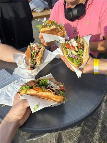 So schmeckt Berlin: Döner haben die Jugendlichen während der Fahrt in vielen Varianten genossen.