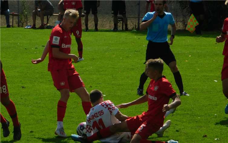 So schnellen Fußball gibt es nicht alle Tage auf dem Rodenbacher Feld: Die Juniorenteams beeindruckten das Publikum. Foto: privat