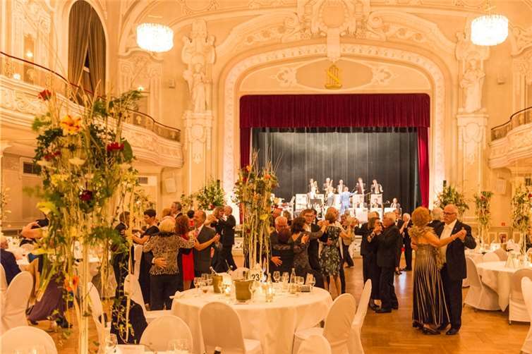 So schwungvoll geht es beim maiBAll zu.  Dominik Ketz/Heilbad Gesellschaft Bad Neuenahr-Ahrweiler