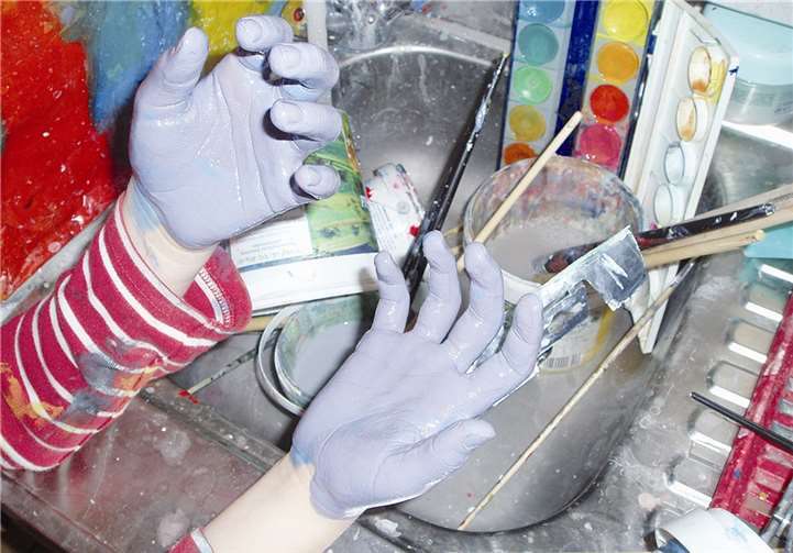 So sehen Künstlerhände nach dem Schaffen aus - Kinder und Jugendliche präsentieren in der Ausstellung im Alten Arresthaus ihre Werke.KMS - Jugendkunstschule