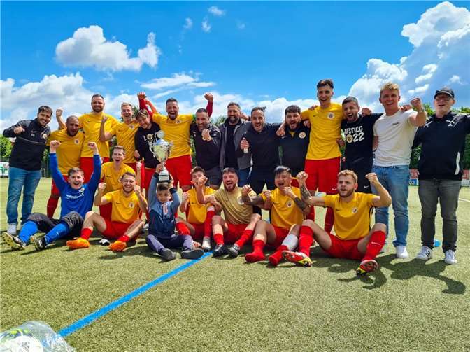 So sehen Meister aus! Nach dem Spiel gegen den FV Rübenach II bekam der FC Urbar vom Fußballverband Rheinland den Pokal zur Kreisligameisterschaft überreicht. Foto: FC Urbar