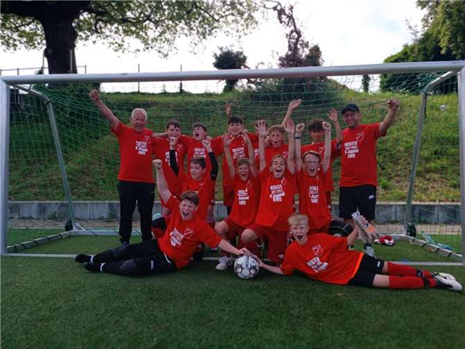 So sehen Meister aus: die D-Jugend von Rot-Weiß Dünstekoven. Foto: RWD