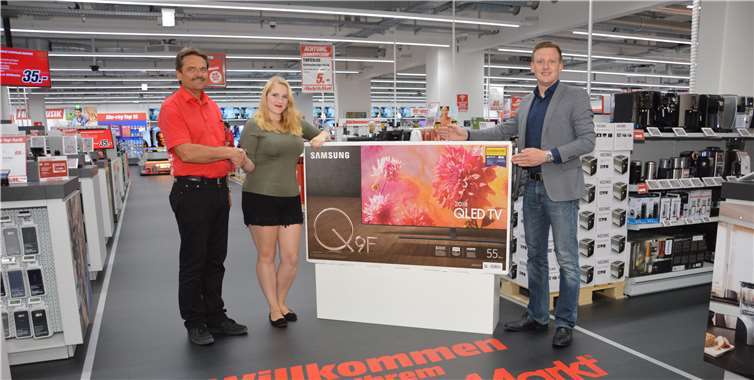So sehen Sieger aus: Anfang August wurde Julia Klier als Hauptgewinnerin der Club-Verlosung in den Media Märkten Bonn und Bornheim ermittelt. Die Verkaufsleiter Herr Heyer und Heinen (v.l.) gratulierten herzlich. Media Markt