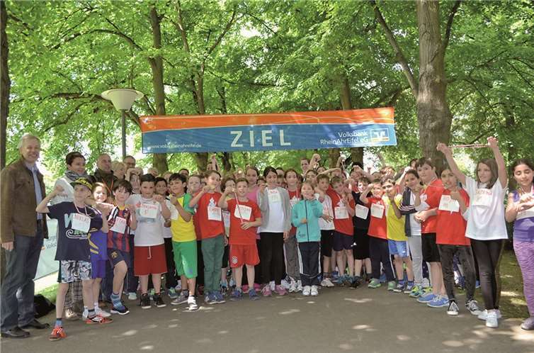 So sehen Sieger aus! Begeistert hielten die Mädchen und Jungs ihre Goldmedaillen in die Kamera. privat