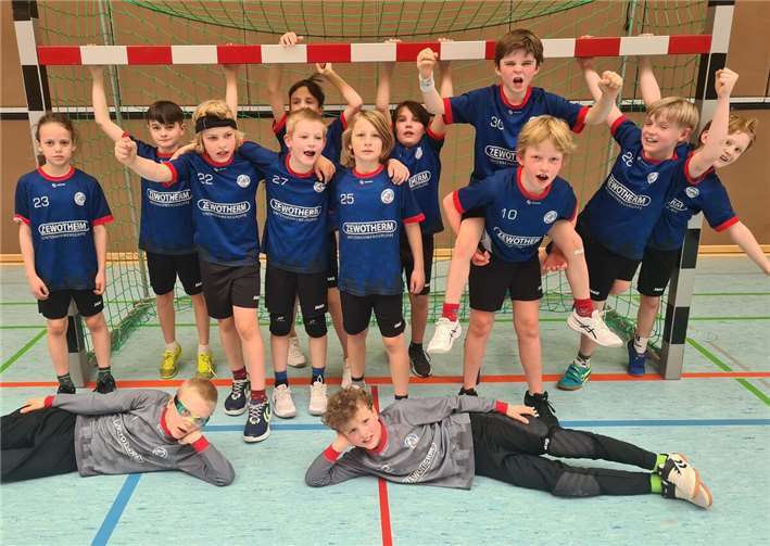 So sehen Sieger aus: Ben Maarten Hermann und Liam Kirschen im Tor, Lucas Mai, Ruan Niehaber, Henri Schrader, Paul Schwedhelm, Luis Wanzek, Emil Mannebach, Jaron Klenart, André Gebhardt auf Maximilian Zedler, Maximilian Rau, Moritz Henkel.Foto: privat