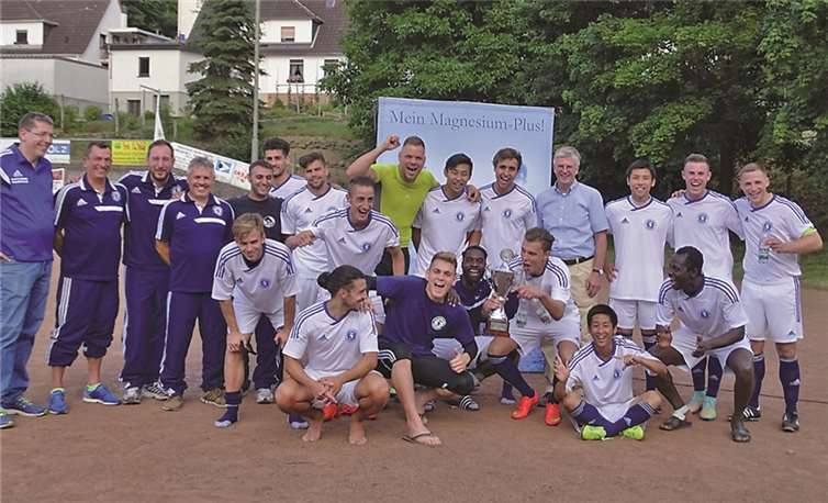 So sehen Sieger aus! Der FC BW Friesdorf (Oberliga Mittelrhein) hat das Traditionsturnier um den Rhodius-Cup gewonnen.