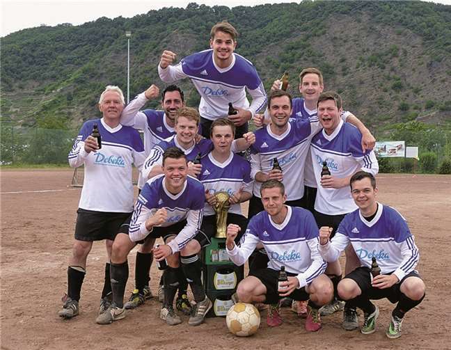 So sehen Sieger aus: Die Mannschaft der Karneval- und Kirmesgesellschaft..Eduard Brust