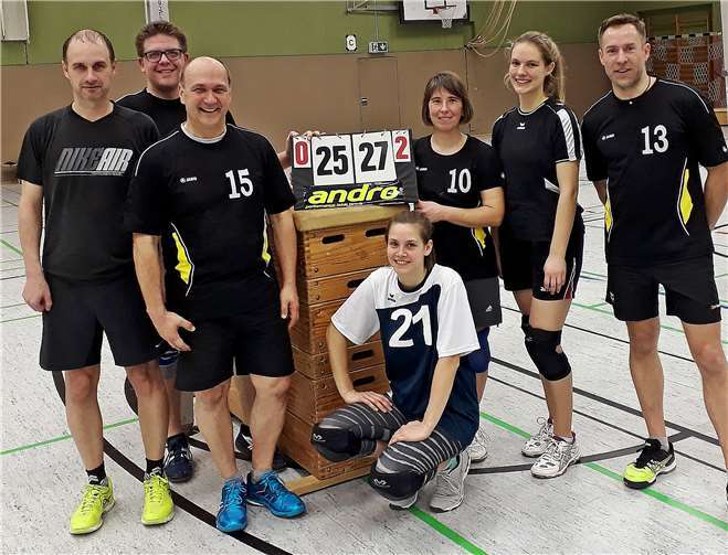 So sehen Sieger aus! Die Mixed-Mannschaft des FSV konnte mit freundlicher Unterstützung von Leihspielerin Lucy (Bildmitte) das Endspiel für sich entscheiden.