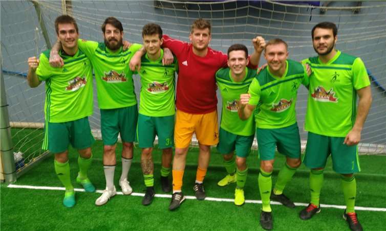 So sehen Sieger aus: Die SG Eintracht Mendig/Bell, Spielertrainer Kodai Stalph (v.li.), Kapitän Florian Schlich, Milan Rawert, Torhüter Daniel Bianco, Björn Gilles, Marcel Berg und Magomed Ibragimov, gewann die 33. Austragung des Pellenz-Supercups. Fotos: SK