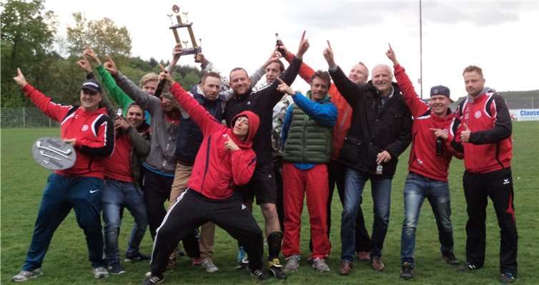 So sehen Sieger aus - Die „Tennisabteilung“ freue sich über den großen Pokal. SMK