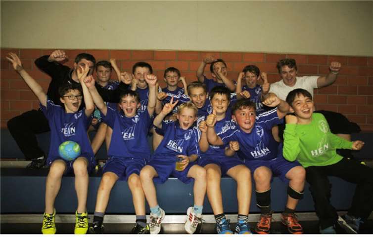 So sehen Sieger aus: Die männlichen D-Jugendhandballer der HSG Swist feiern den Aufstieg. privat