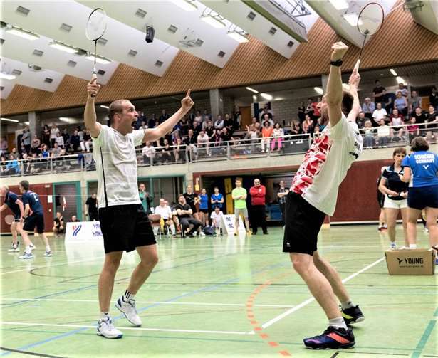 So sehen Sieger aus! Oliver Schmidt (re.) holte mit seinem Partner Benjamin Wahl (Schorndorf) in der Altersklasse O35 den Meistertitel im Doppel.