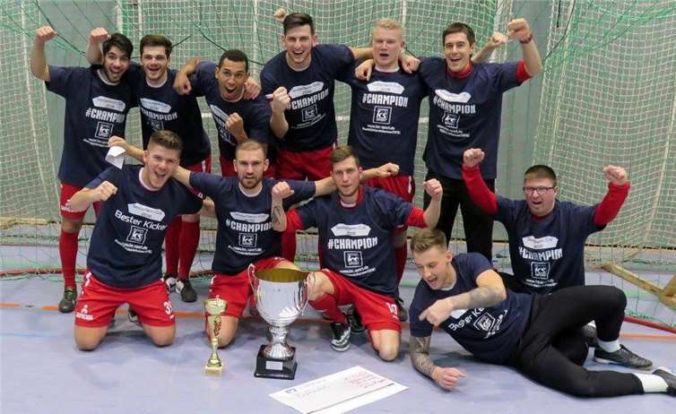 So sehen Sieger aus: RW Koblenz feiert seinen ersten Erfolg beim Sesterhenn-Pokal in Mülheim-Kärlich. TH