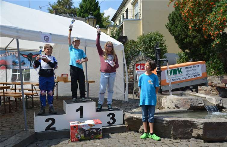 So sehen Sieger aus! Stolz präsentieren die Jugendlichen ihren Pokal. Fotos: -BE-