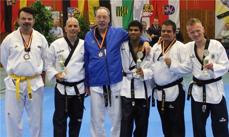 So sehen Sieger aus: Thomas Tkocz (ganz links) bei der Siegerehrung mit den anderen Medaillengewinnern. privat