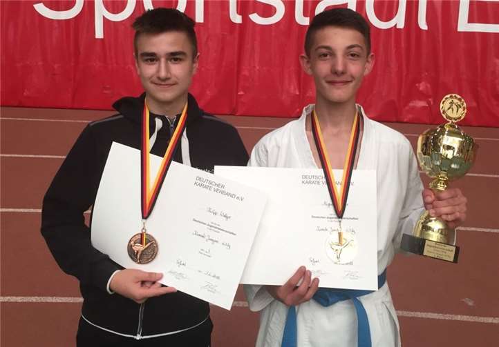 So sehen Sieger aus: (V.l.) Philipp Walger und Miguel Herder bei der Siegerehrung.privat