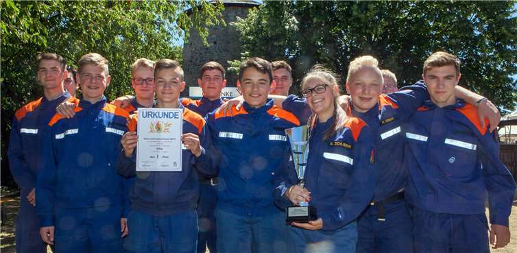 So sehen Sieger aus: die Jugendfeuerwehr der Löschgruppe Villip holte sichden von Bürgermeisterin Renate Offergeld gestifteten Wanderpokal. Fotos: -Jost-