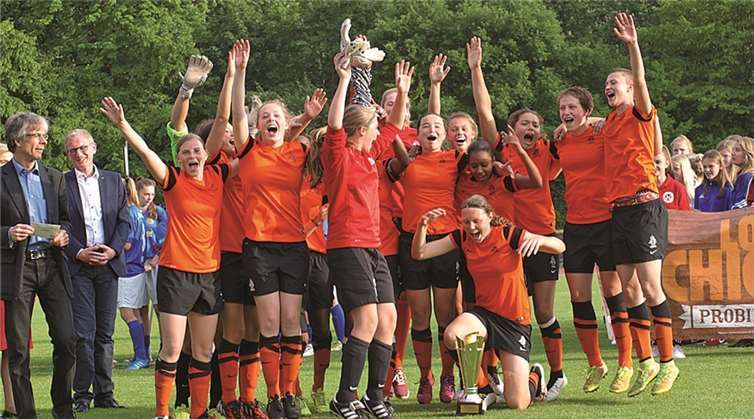 So sehen Sieger aus: die Mädels des CTO Amsterdam nach der Pokalübergabe. ROB