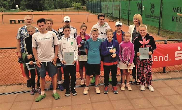 So sehen Sieger aus (hinten von links): Turnierleiter Gerd Porz, Sarah Pulger, Ole Strauß, Max Knaup, Annica Syrbe, Jonas Legat, Luca Kunz und Schirmherrin Ortsvorsteherin Sandra Porz, Udenhausen sowie (vorne von links) Tim Pulger, Felix von Mezynski, Maurice Lenaif, Marvin Reuther, Jule Perscheid und Sylvia Gras.privat