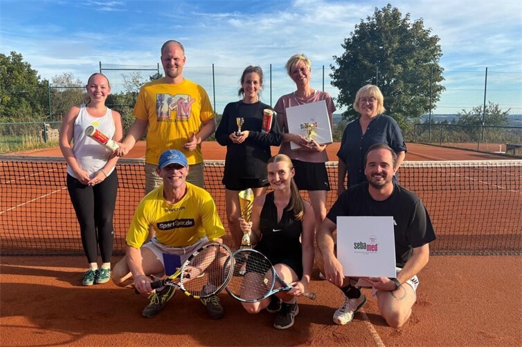 So sehen Sieger aus, hinten:v.l.n..: . Gilli Ditandy, Erik und Iris Heizmann, Ines Dittert und Turnierleiterin Renate Hoffmann(es fehlt Manu Hopmeier) Vorne: v.l.n.r. Peter und Sophia Auer und Thorsten Schüller