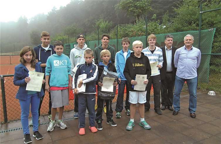 So sehen Sieger aus: v.li. .A. Syrbe, L.Hecken, D.Braun, J.Jendroßek, J.Syrbe, L.Stoffel, F.Schirock, O.Strauß, B.Dehe, H.Muurling, Dr.Walter Bersch sowie Gerd Porz. privat