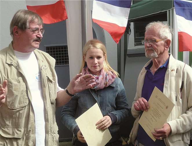 So sehen Sieger aus: v.li. Präsident Helbach ehrt die Gewinner Victoria Mücke und Klaus Mägdefessel