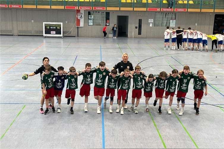 So sehen Sieger aus: v.li. Trainerin Nathalie Oster, Marcel Ising, Maxim Gostiuk (Tor), Bastian Mokosch, Tom Jerger (2), Mats Wagner (1), Ben Hübinger (5), Trainer Karl – Heinz Hoffmann, Mats Roth, Bastian Tilch, Frida Saxler (1), Jakob Dahmen, Emma Gerlach, Maximilian Klapthor (1), David Hoffmann (6). Foto: JSG Welling/Bassenheim