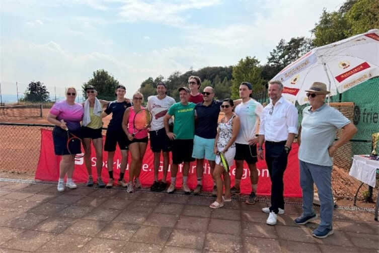 So sehen Sieger aus, v.l.n..: Kathleen Adam, Ulla Kost(Siegerin Damen), Vincent Ditandy(Sieger Herren2), Tatjana Funk, Kamil Dudek, Simon Strobel(Sieger Herren1), Djuza Bulatovic, Jan Spitzles, Gülfi Karasakal und Paul Wickert. Der diesjährige Schirmherr Landrat Marco Boos und Turnierleiter Gerd Porz runden das Bild ab.