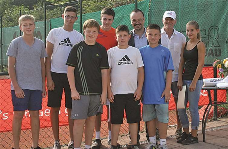 So sehen Sieger/-innen aus, (v.l.) Andreas Fritz, Thomas Paul, Jörn Reck, Liam Reif, Maik Paul, Schirmherr BGM Norbert Gatzke, Michael Slupik, Turnierleiter Gerd Porz und Nadja Rude. privat