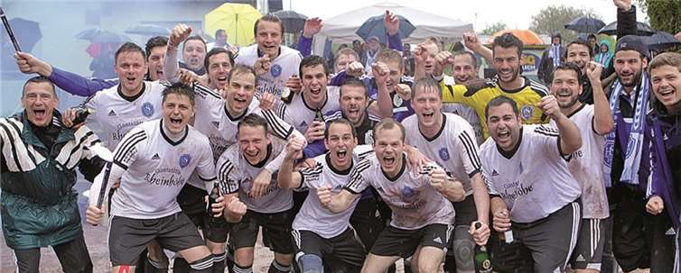 So sehen Sieger nach aus - Meisterschaft und Aufstieg sorgten für Partylaune bei allen Akteuren. privat