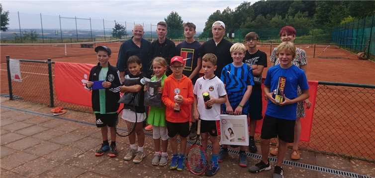 So sehen SiegerInnen aus: (v.li.) Turnierleiter Gerd Porz, Moritz Wyrwa, Paul Wickert, Benedikt Dehe, Tom Hopmeier und in Vertretung des Schirmherrn Landrat Saftig Birgit Meyreis. (vo.v.li.) Luis Schauster, Yoko Wagner, Mira Bernd, Philipp Gräf, Luis Paddags, Luis Strobel und Elias Nick.Foto: privat