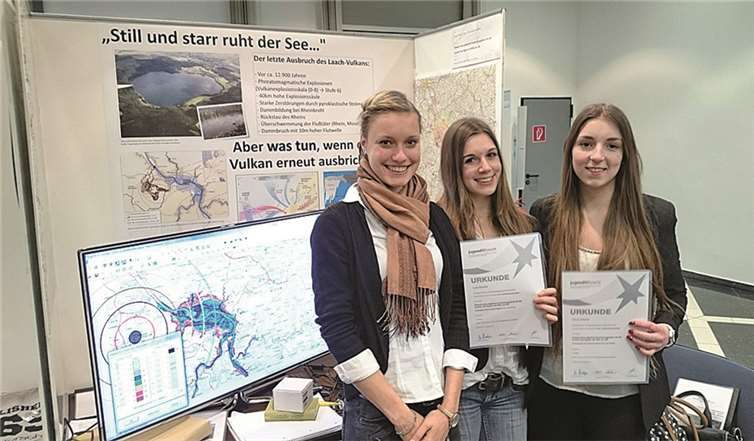 So sehen Siegerinnen aus: Angelina Fries, Lara Henritzi und Amrai Schmid (v.l.n.r.) vor ihrem prämierten Stand beim „Jugend forscht“-Regionalwettbewerb in Andernach. Hedi Thelen, MDL