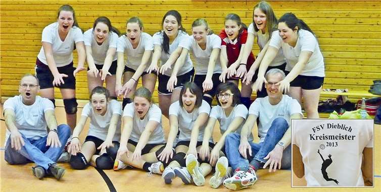 So sehen Siegerinnen aus: die Dieblicher Meistermannschaft mit ihren Trainern Jupp Hunz und Heinz Nieskes. privat