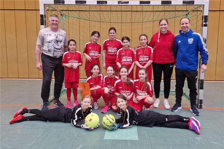 So sehen Vize-Kreismeister aus: die Mädchenfußballmannschaft der Grundschule Weißenthurm. Foto: Alexandra Herbst