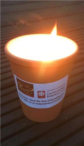 So sehen die Spendenkerzen aus, die in diesem Jahr von hoffentlich vielen Menschen zuhause vor der Haustür oder im Vorgarten angezündet werden.