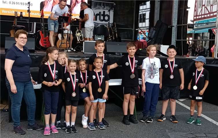 So sehen glückliche Siegerinnen und Sieger aus. Quelle: Biathlon Sport Club Adenau