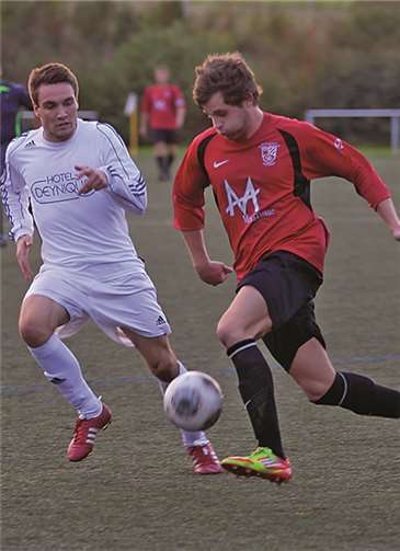 So sehr sich auch die Kicker der SG Puderbach (rotes Trikot) mühten - gegen die SG Westerburg sprang abermals kein Dreier heraus. TH