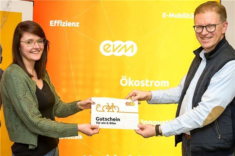 So sieht Freude aus: Marcelo Peerenboom (evm) übergibt den Gutschein von Fahrrad Franz an die Gewinnerin Franziska Windhäuser.  Foto: evm/Frey.