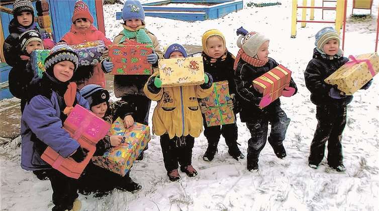So sieht Vorfreude aus: Die liebevoll verpackten Geschenke kamen unbeschadet am Bestimmungsort an.  privat
