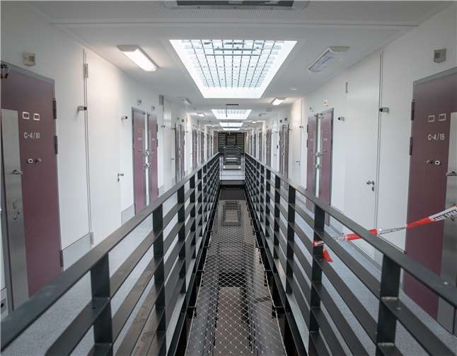 So sieht der Gefangenentrakt im neu gebauten Haupthaus Flügel C aus.