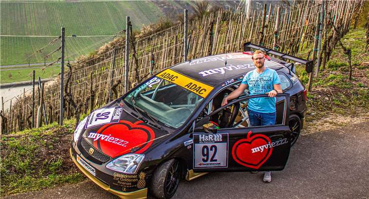 So sieht der Rennwagen des AC Mayen von Jan Reiff, Luis Velten und Luca Mannebach im ADAC Digital Cup aus.Foto: Lilly Reinhardt für www.myfoto24.eu