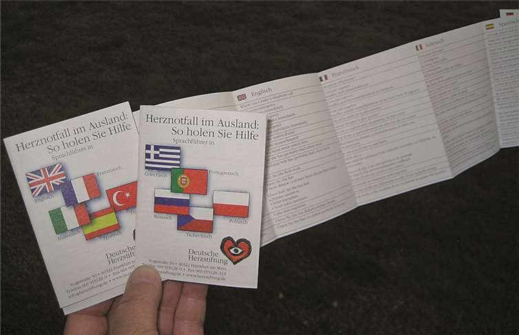 So sieht der zweigeteilte internationale Sprachführer aus, der nie fehlen sollte - so könnte man Hilfe holen.privat