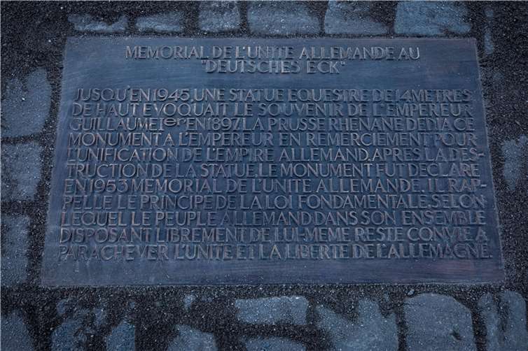 So sieht die neue Bronzetafel auf Französisch am Deutschen Eck aus.