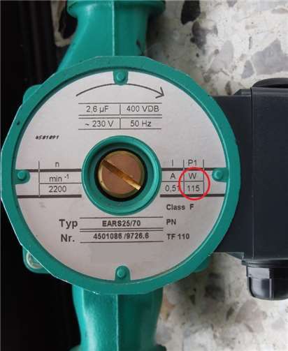 So sieht eine alte ineffiziente Heizungsumwälzpumpe aus. Für die Beratung muss neben der Nahaufnahme auch ein Foto der Einbausituation mitgebracht werden. Verbraucherzentrale Rheinland-Pfalz