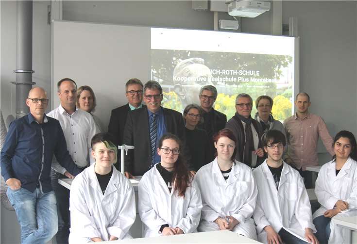 So sieht eine moderne Schule aus: An der Heinrich-Roth-Realschule plus in Montabaur sind jetzt nahezu alle Fach- und Klassenräume mit interaktiven Whiteboards ausgestattet. Darüber freuen sich mit Schulleiter Franz-Josef Gerz (hinten 4.v.r.) und dem Ersten Beigeordneten Andree Stein (hinten 6.v.r.) auch die Lehrer und Schüler sowie das Projektteam der Gebäudeverwaltung. Verbandsgemeinde Montabaur